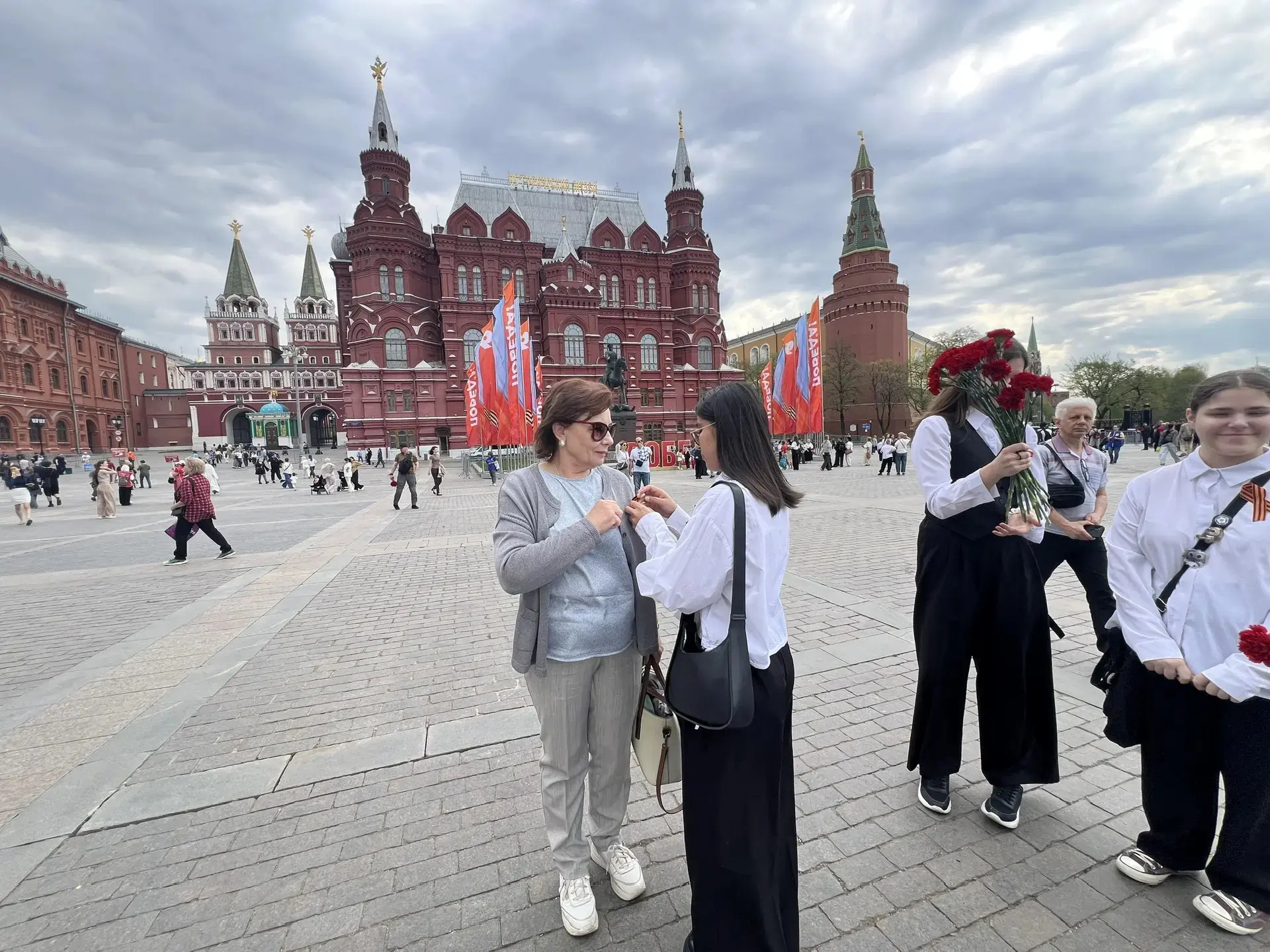 Ученики Опалиховской гимназии приняли участие в церемонии возложения цветов к могиле Неизвестного со