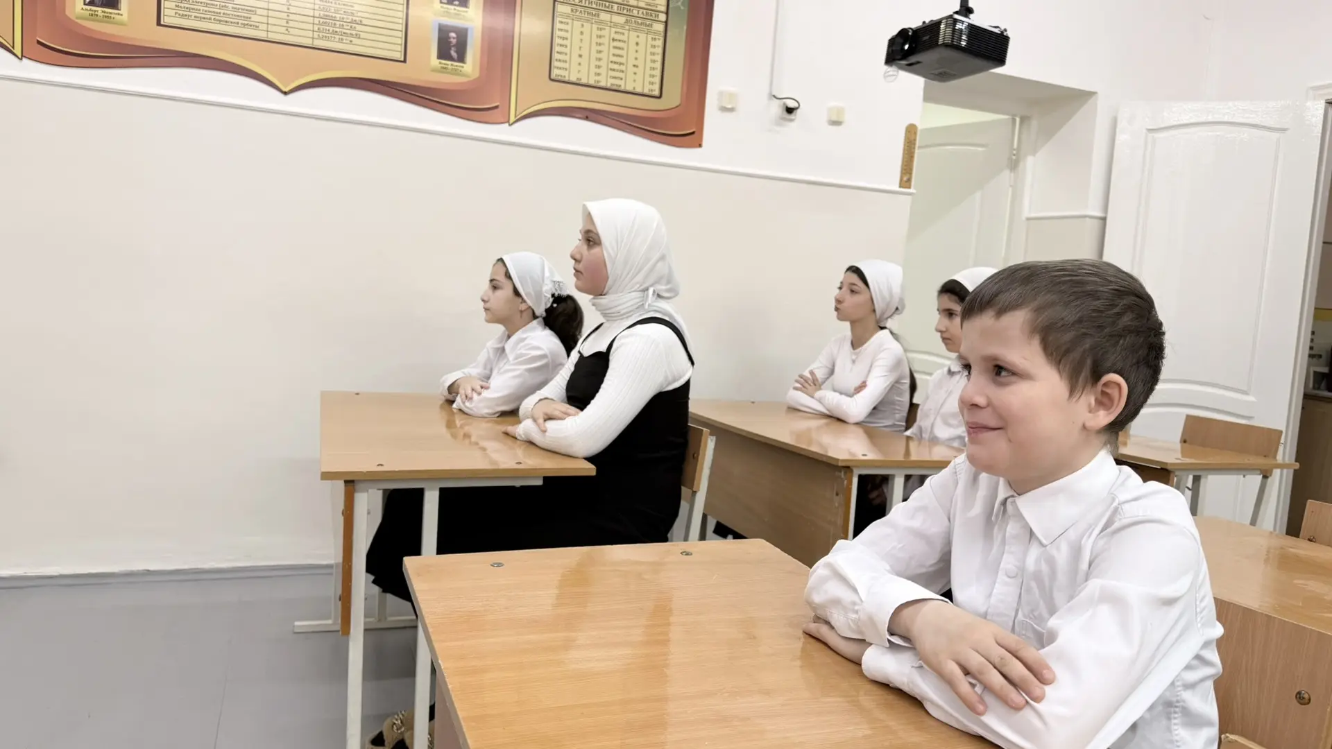 Сегодня в нашей школе прошло увлекательное внеурочное занятие, посвященное музеям и их роли в сохран