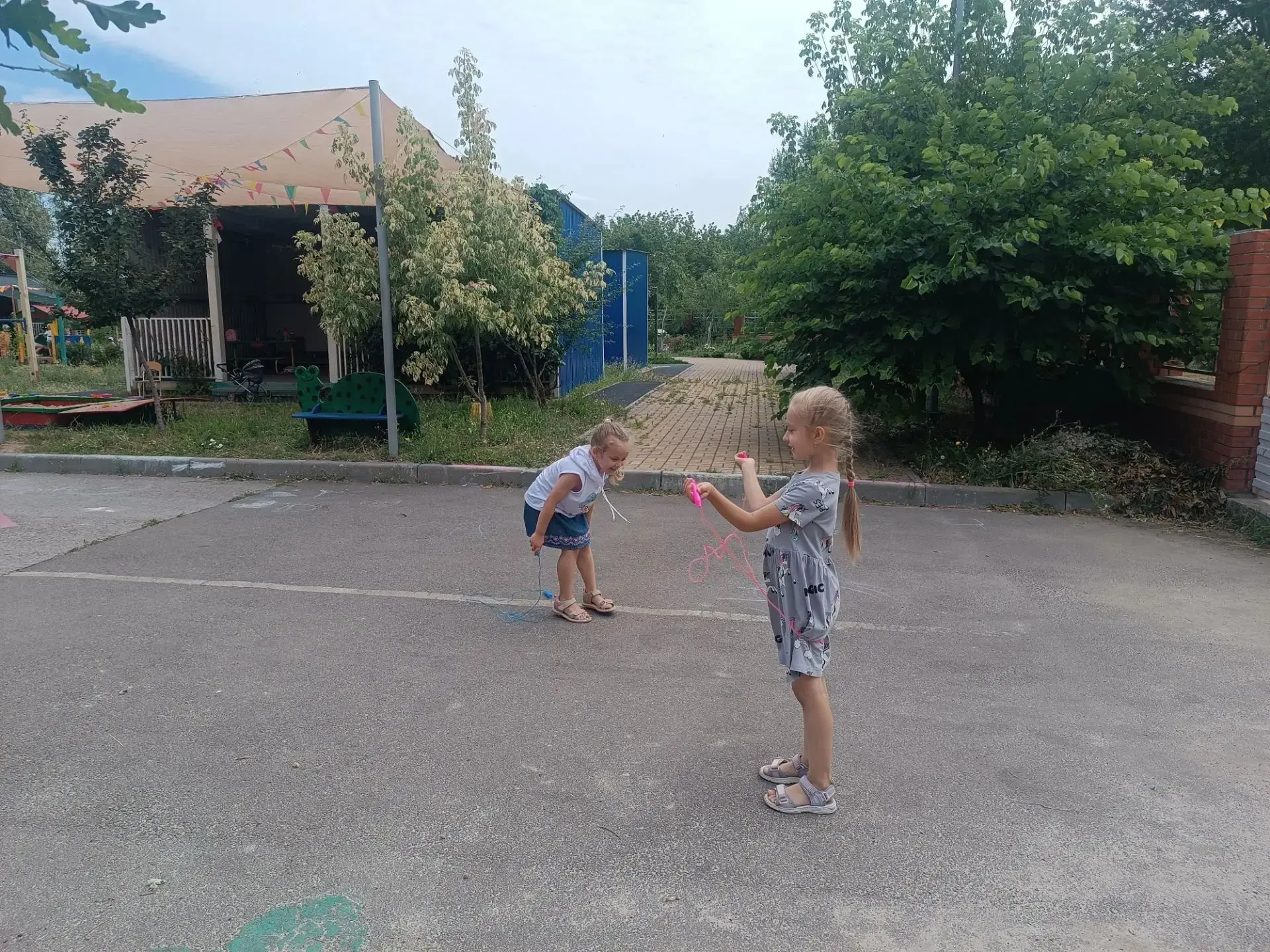 🌞 Воспитанники 11 группы "Родничок" проводят лето весело и с пользой!