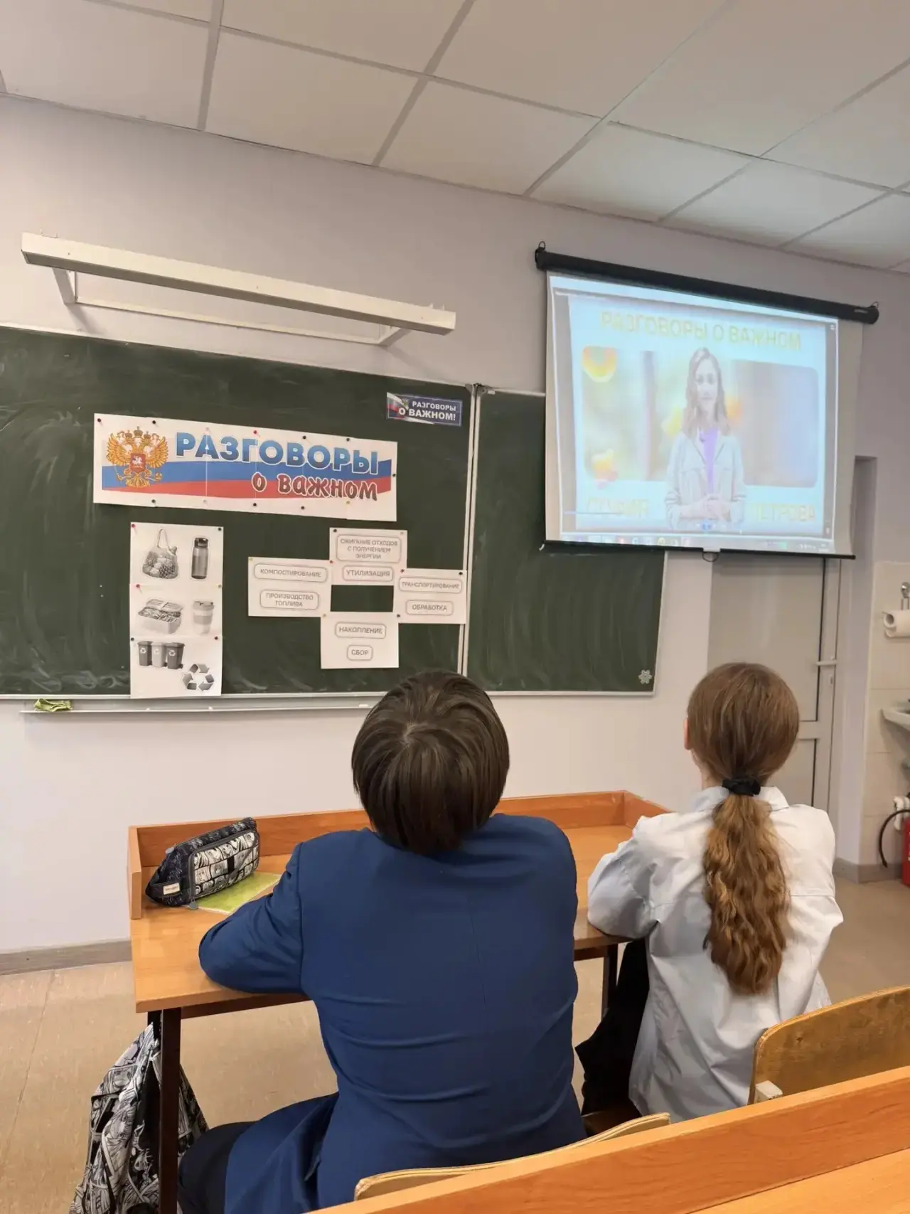 🇷🇺 Новая учебная неделя в МОУ СОШ 18 имени Подольских курсантов началась с главного!  Сегодня утро п