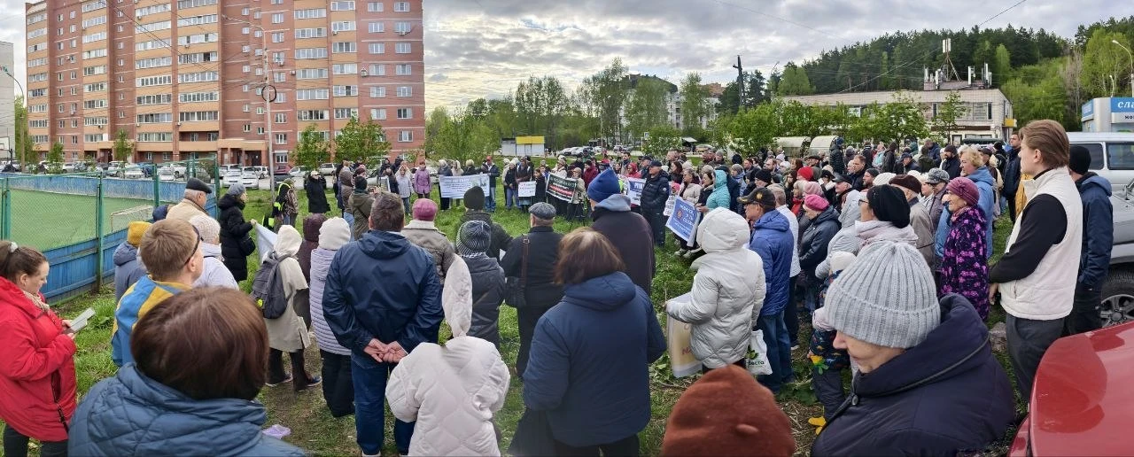 ⚡️В Новосибирске прошёл митинг против застройки микрорайона  Около 200 человек собрались на акцию пр