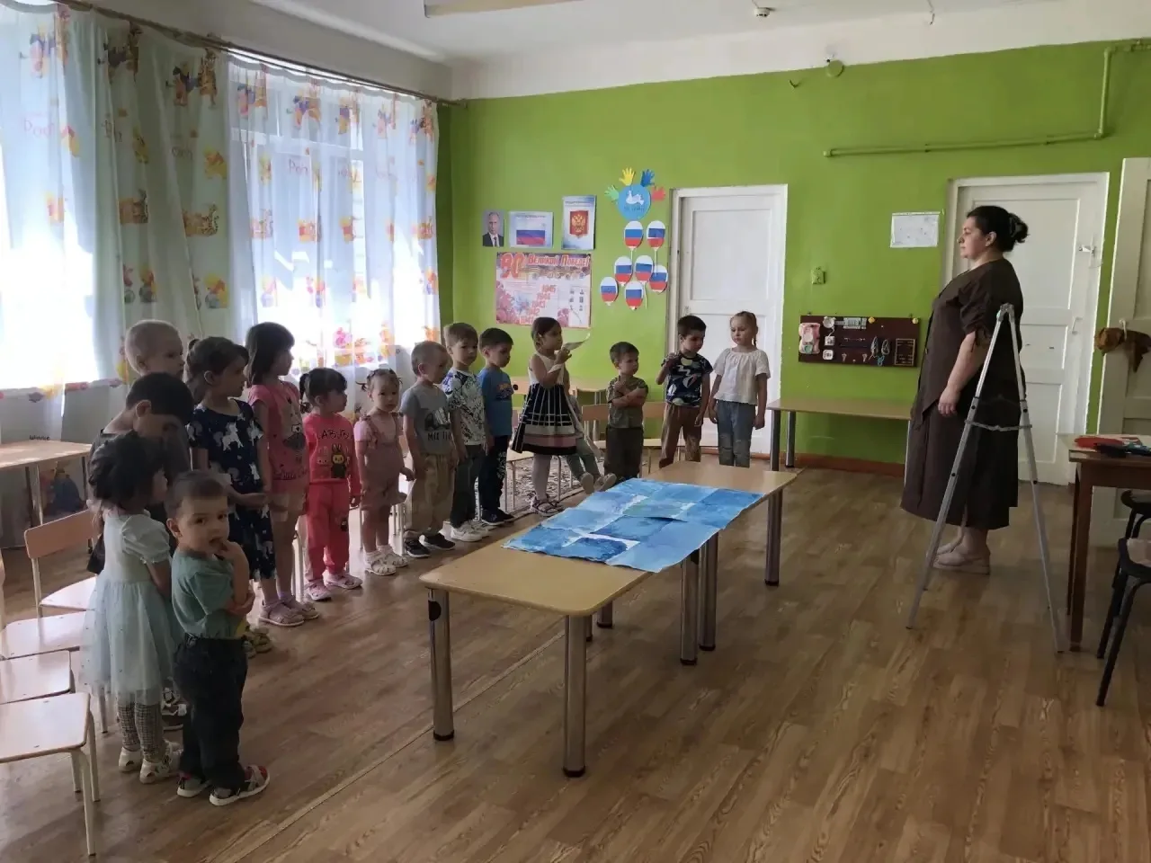 В нашем детском саду  отметили День России! Воспитатель Солло И.А. провела беседу с детьми о нашей с