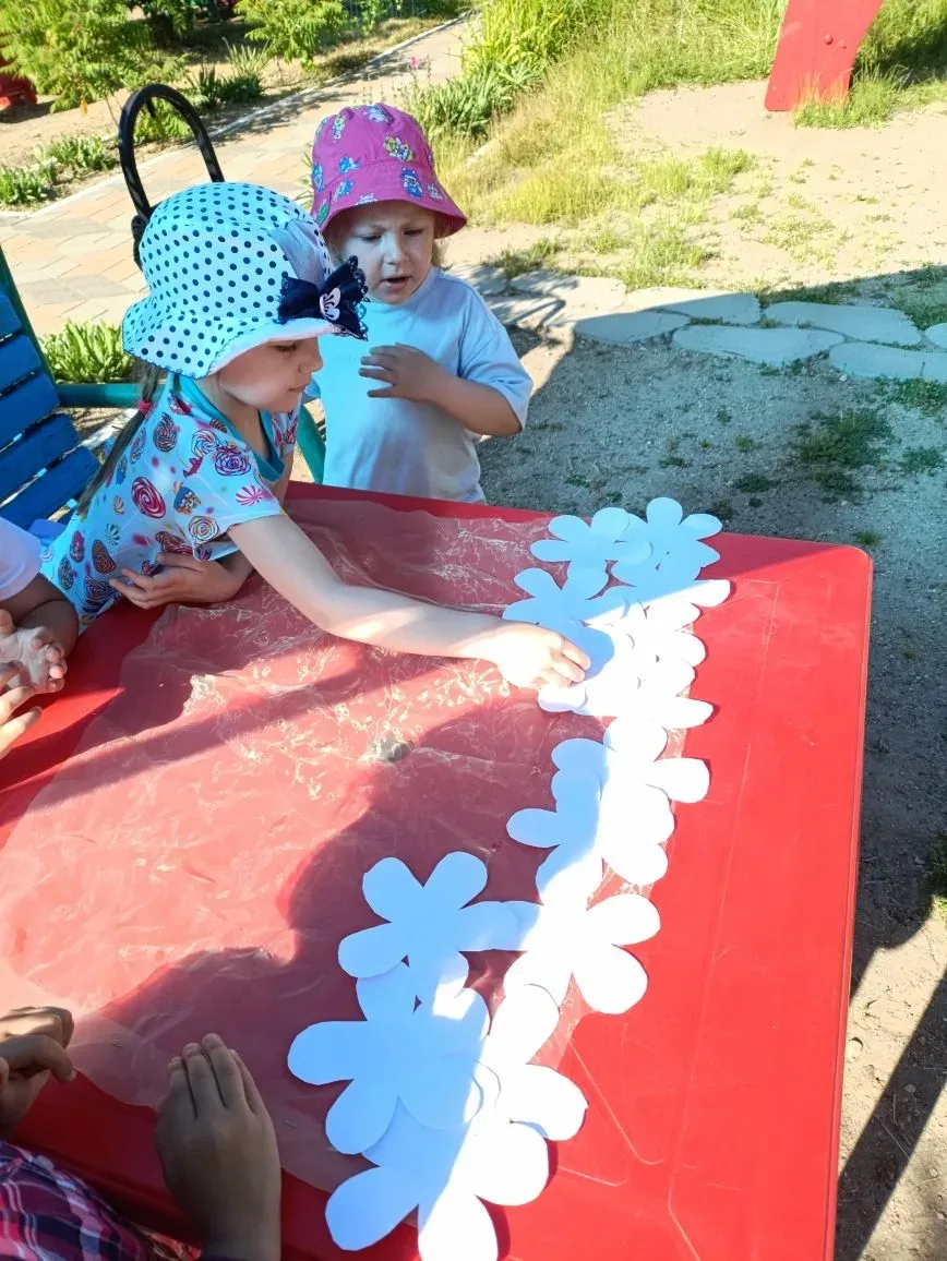 День России - праздник который воспитывает любовь к Родине . Ребята группы Радуга сделали триколор в