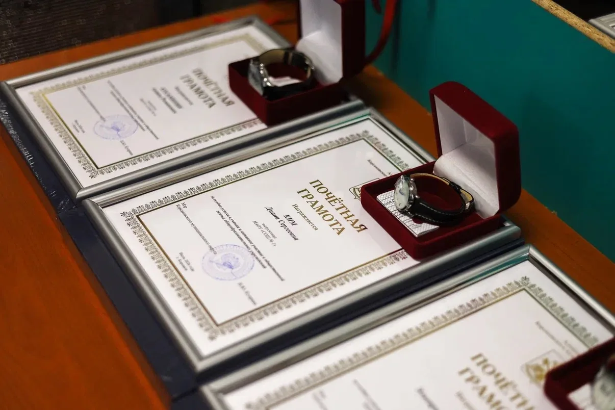 🎓 В Корсакове чествовали выпускников, добившихся особых успехов в обучении. 

Торжественная церемон