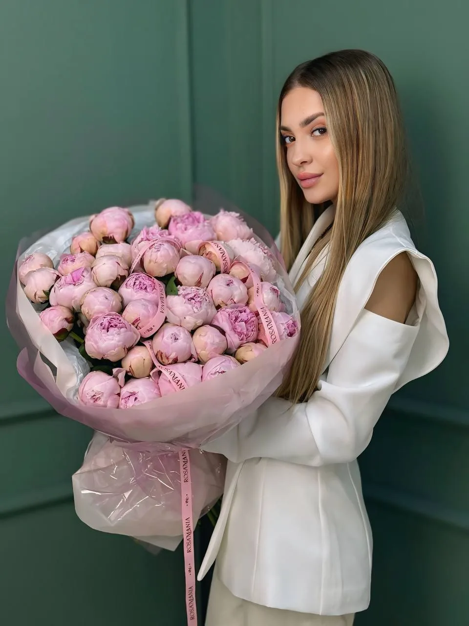 Пионы «Сара Бернар» — любовь с первого взгляда 💗

Их нежный розовый оттенок, пышные лепестки и неве