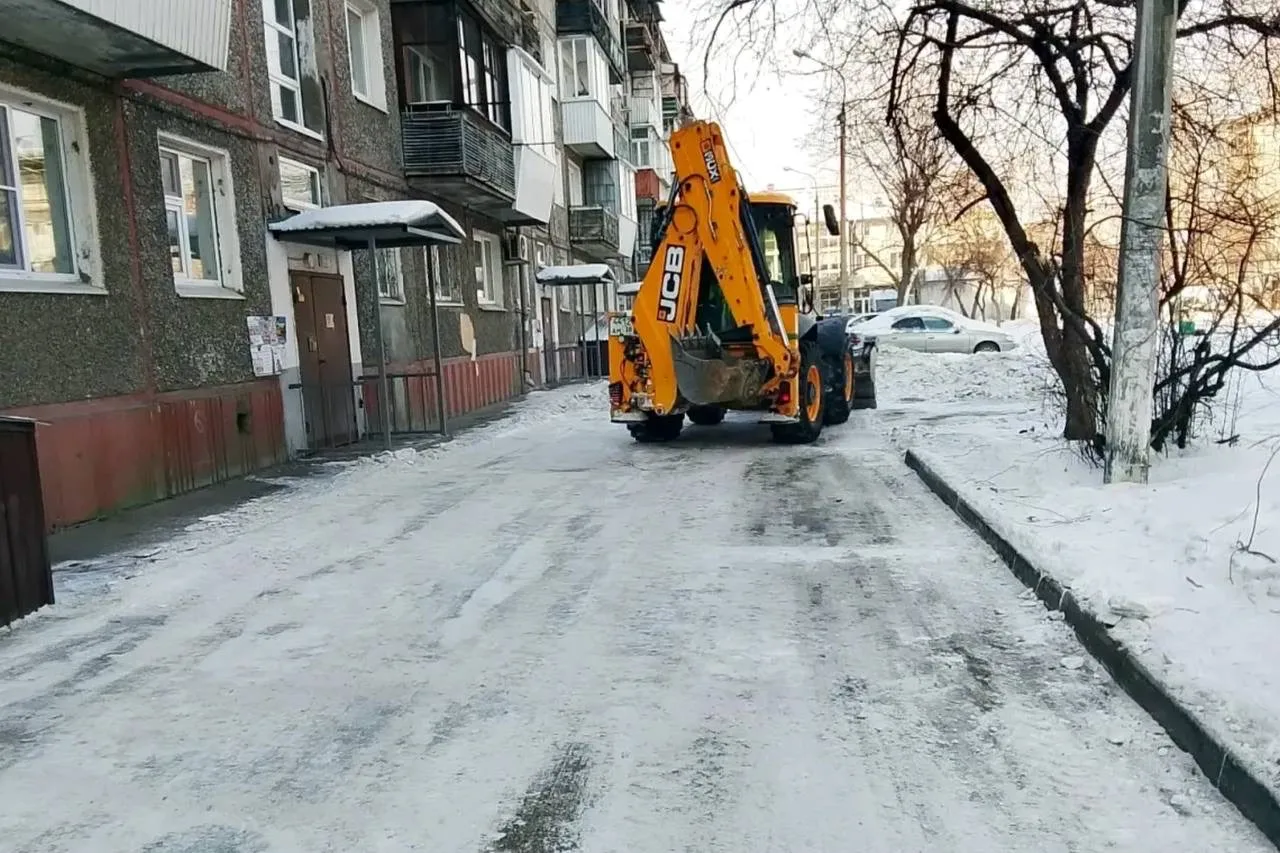 Уважаемые соседи!  ООО «СУЖКС» каждый день грейдируют (разравнивают)  снежные неровности на придомов