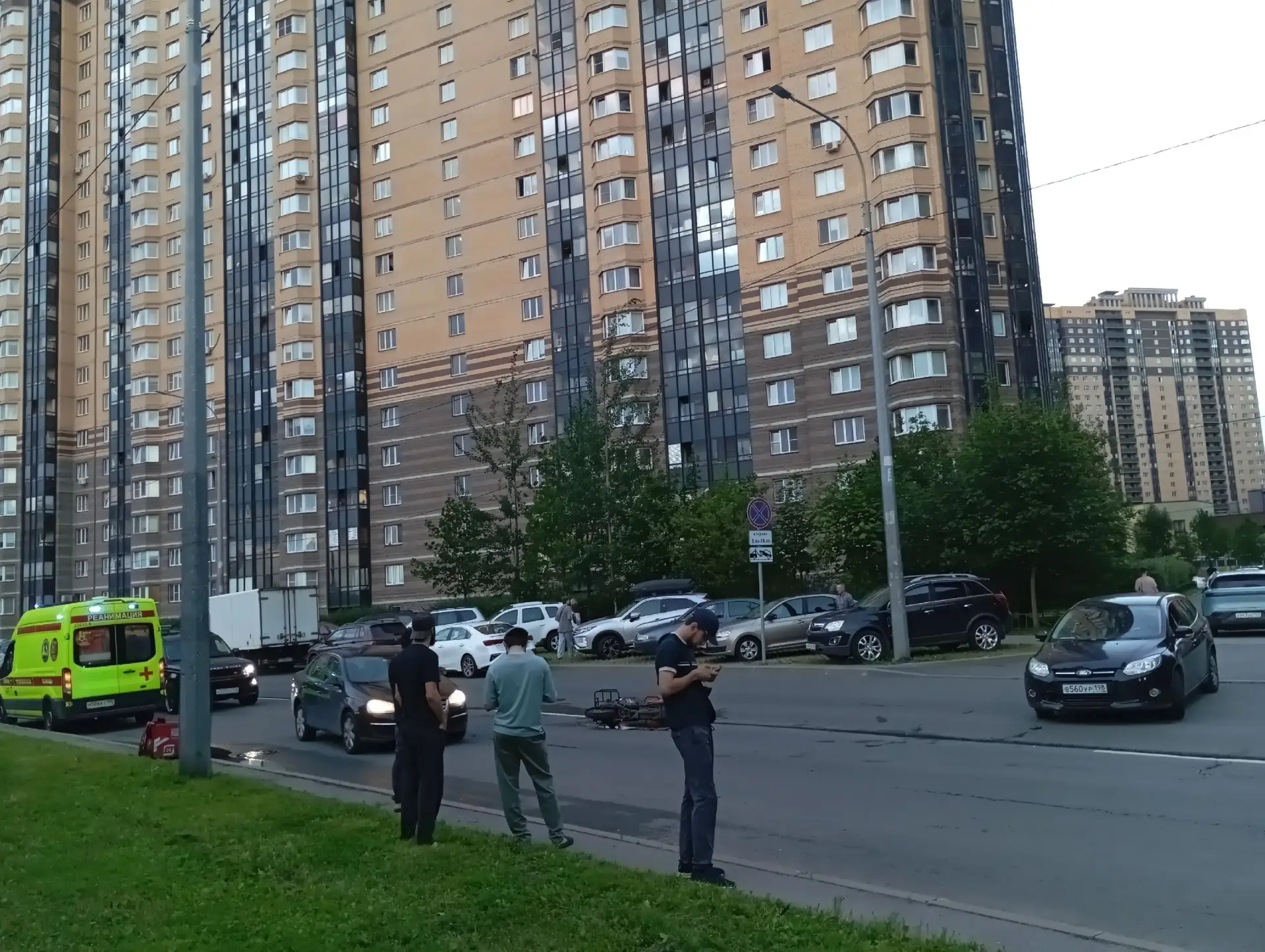 На Парнасе машина, выезжая из двора, сбила доставщика. Он пролетел вместе с мопедом нес...