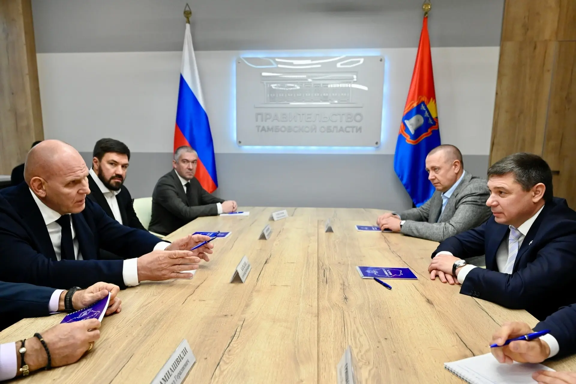 С Героем России, сенатором Александром Карелиным, депутатом Госдумы Романом Власовым и ...