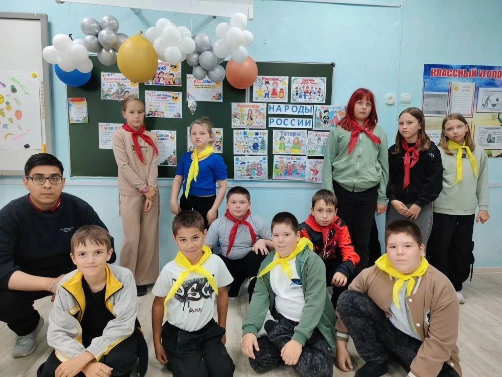 🇷🇺В рамках Года единства народов России ребята под руководством воспитателей Грибково...