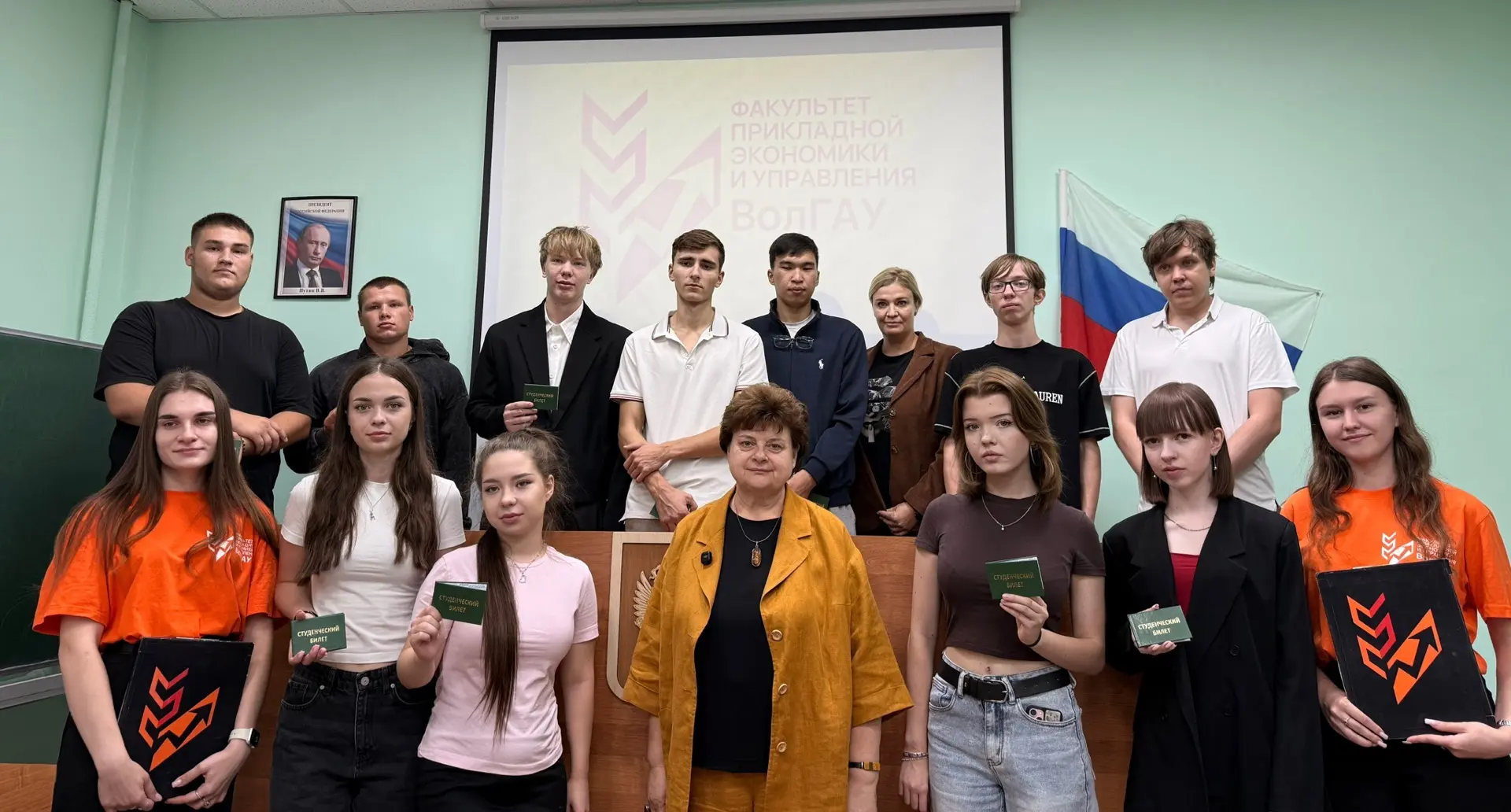 🎉 В день финансиста на факультете прикладной экономики и управления вручили студенческ...