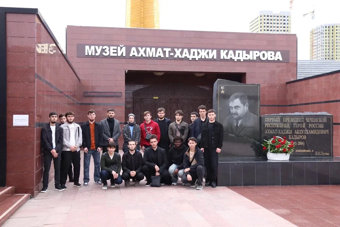 Студенты ЧГУ им. А. А. Кадырова посетили Мемориальный комплекс Славы имени Ахмата-Хаджи Кадырова  ИМ