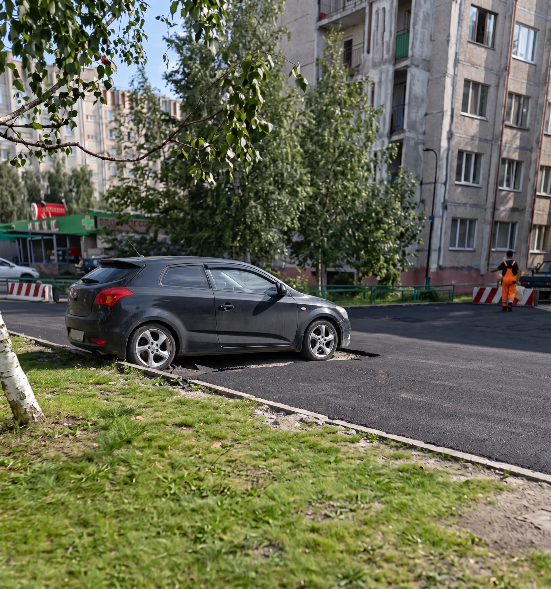В Сургуте ищут владельца автомобиля, припаркованного на ремонтируемой парковке