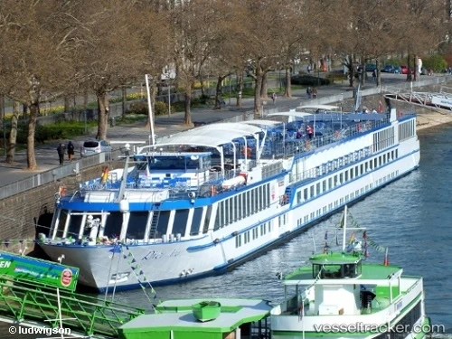 🇩🇪⚓⛴ Круизный кошмар на Майне: 125-метровый лайнер «River Aria» протаранил стену шлюза в Китцинген