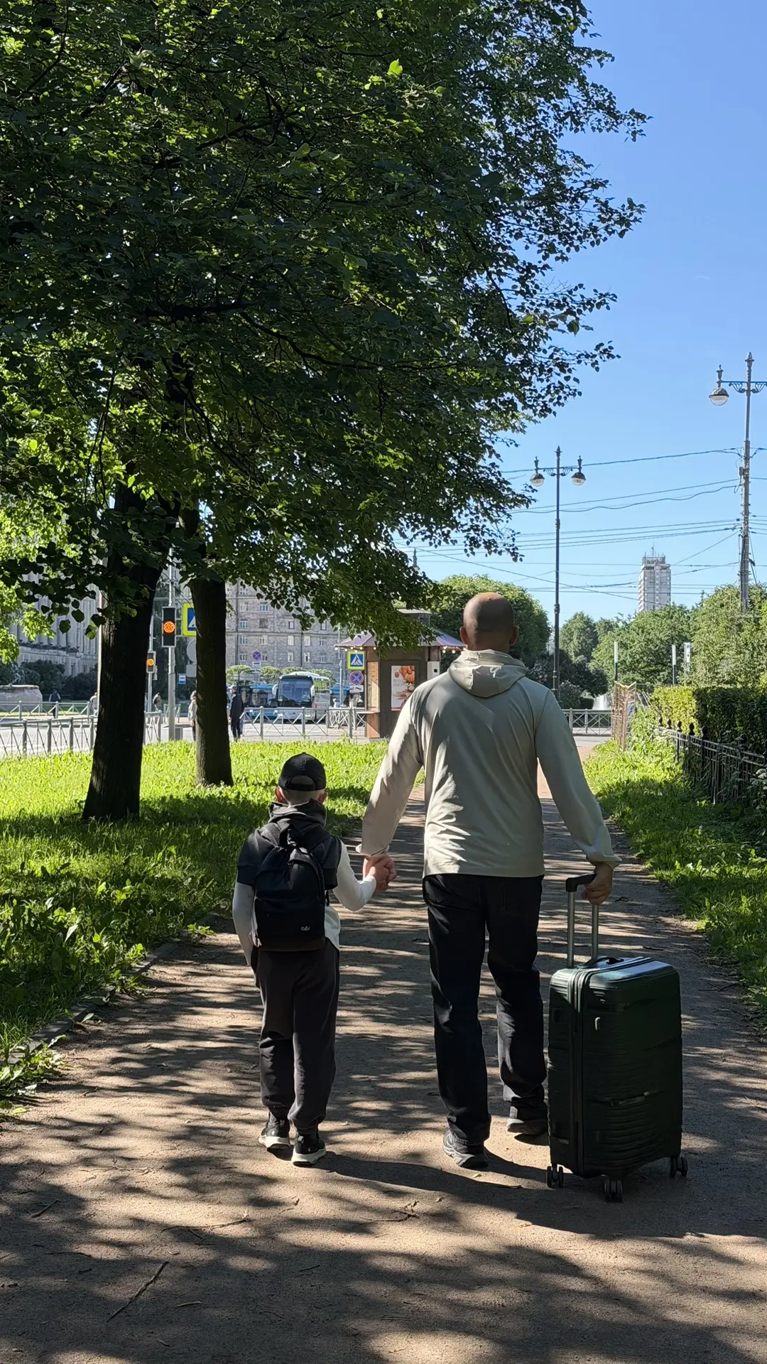 Лев уехал в загородный спортивный тур. Провожали все вместе. С собой чемодан всех необходимых по спи