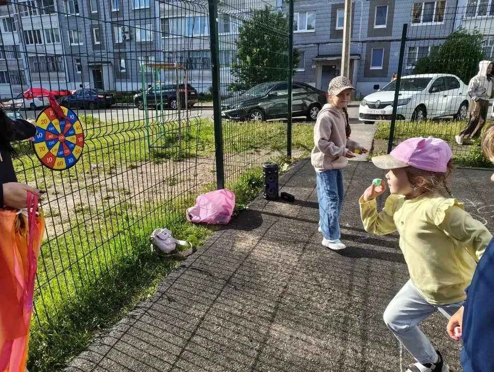 Сегодня, 1 июня, во Всемирный день защиты детей, во дворе прошло весёлое и энергичное мероприятие 🎉