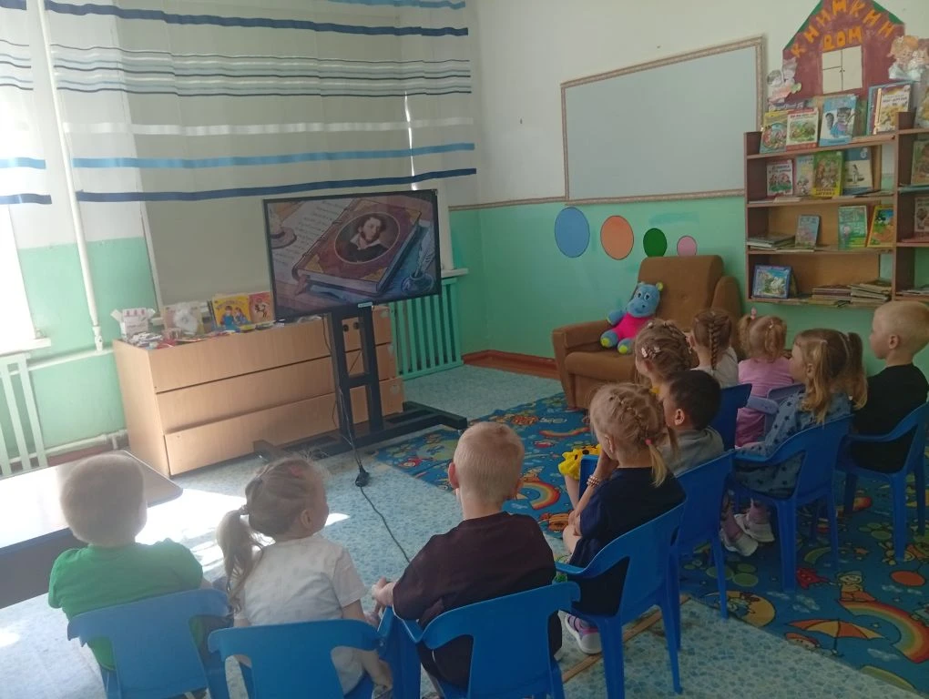 В течение недели дошкольники знакомились с творчеством выдающегося поэта А.С.Пушкина по...