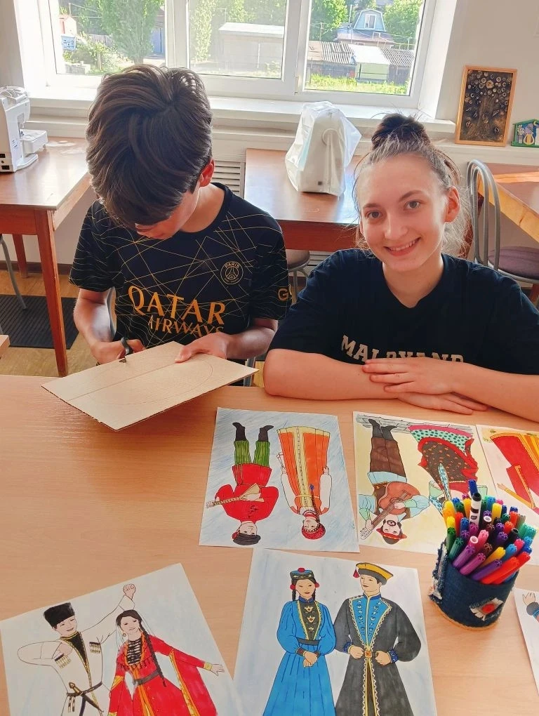 🎨 В мастерской «Дружба творит чудеса» — настоящий творческий бум! ✂️

В рамках лагерной смены «Мы в