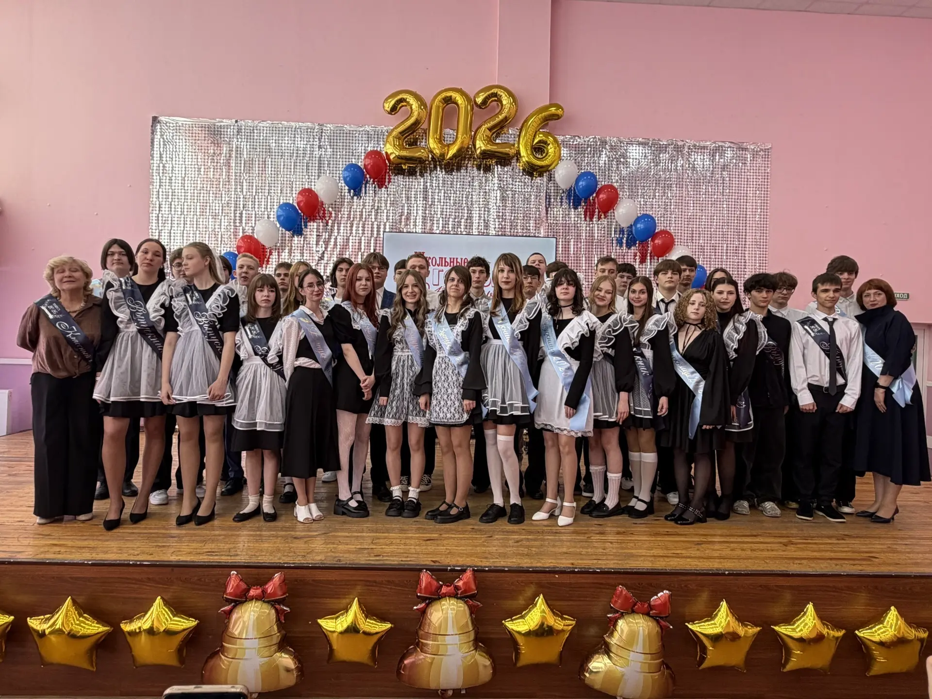 До слез... Прощай, любимая школа! 🔔✨  Сегодня по школьному двору пронеслось  эхо заливистого звонка 