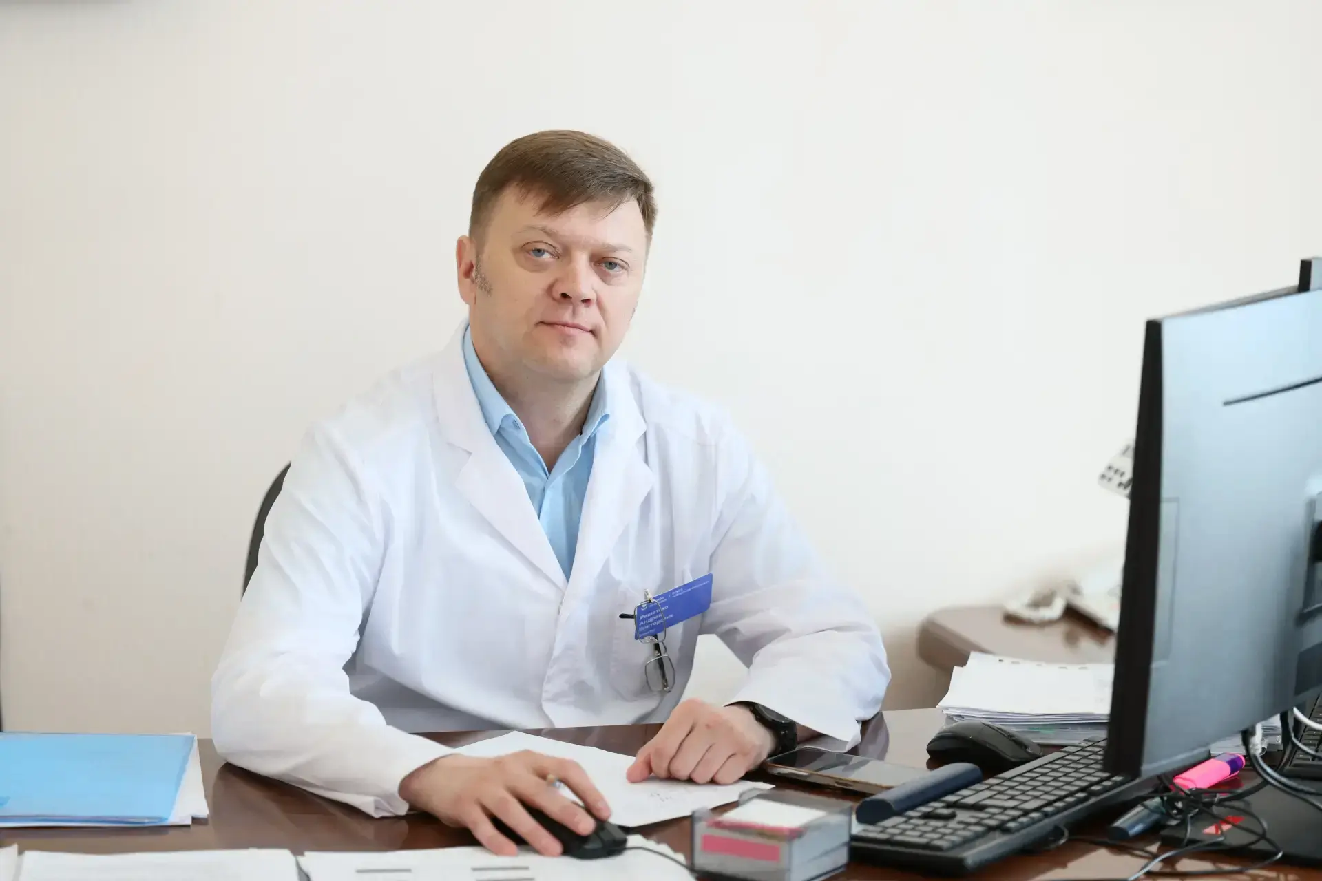 Месяц назад представила коллективу нового директора областной больницы — врача-нейрохир...