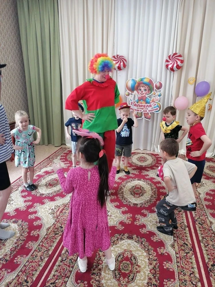 🎉 1 апреля — День смеха, когда можно беззаботно шутить и улыбаться до ушей! 😄