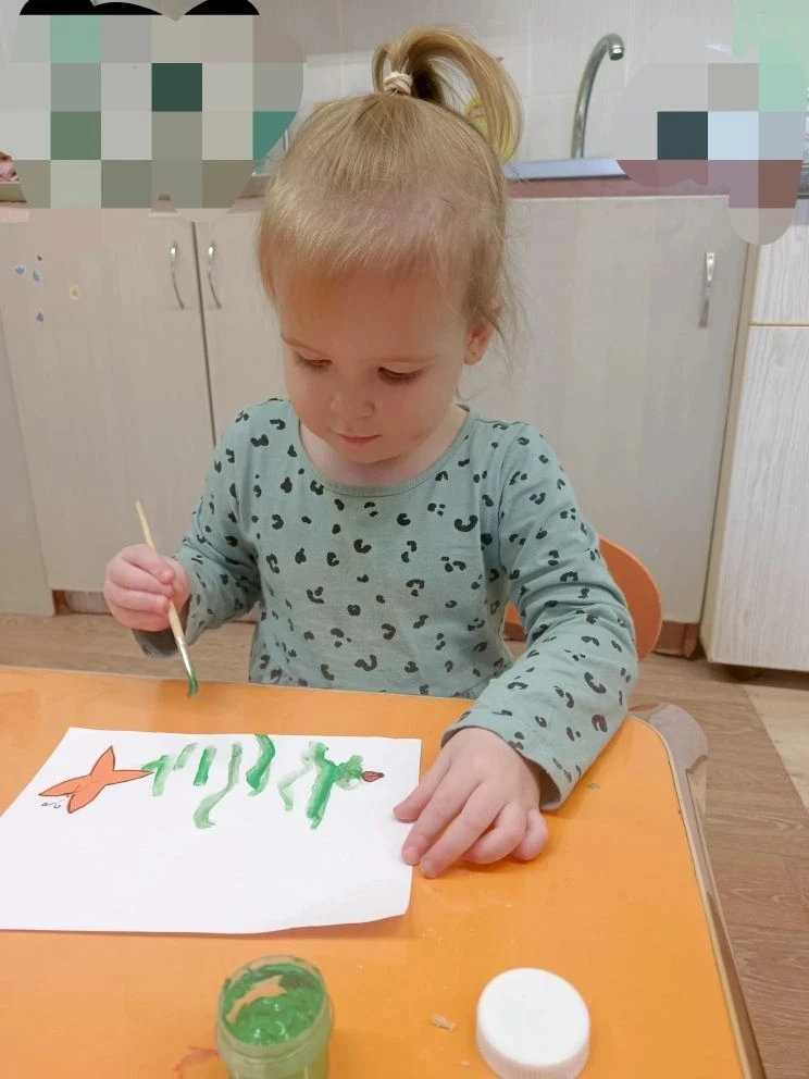 Рисование: тема «Спрятались в травке» 🌿

Задача: формировать умение детей рисовать кистью короткие 