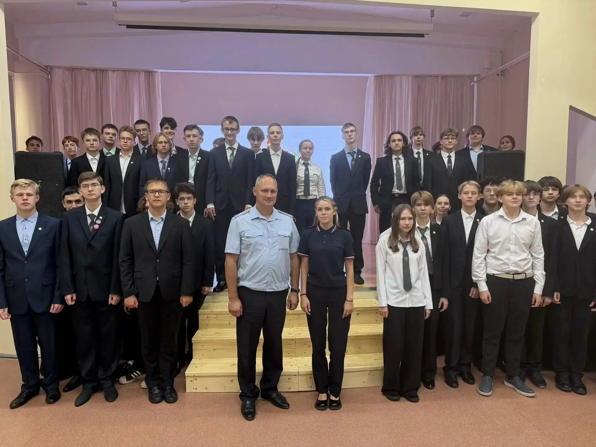 В Губернском лицее прошла «Правовая пятница». Гостями встреч стали майор полиции Юрий В...