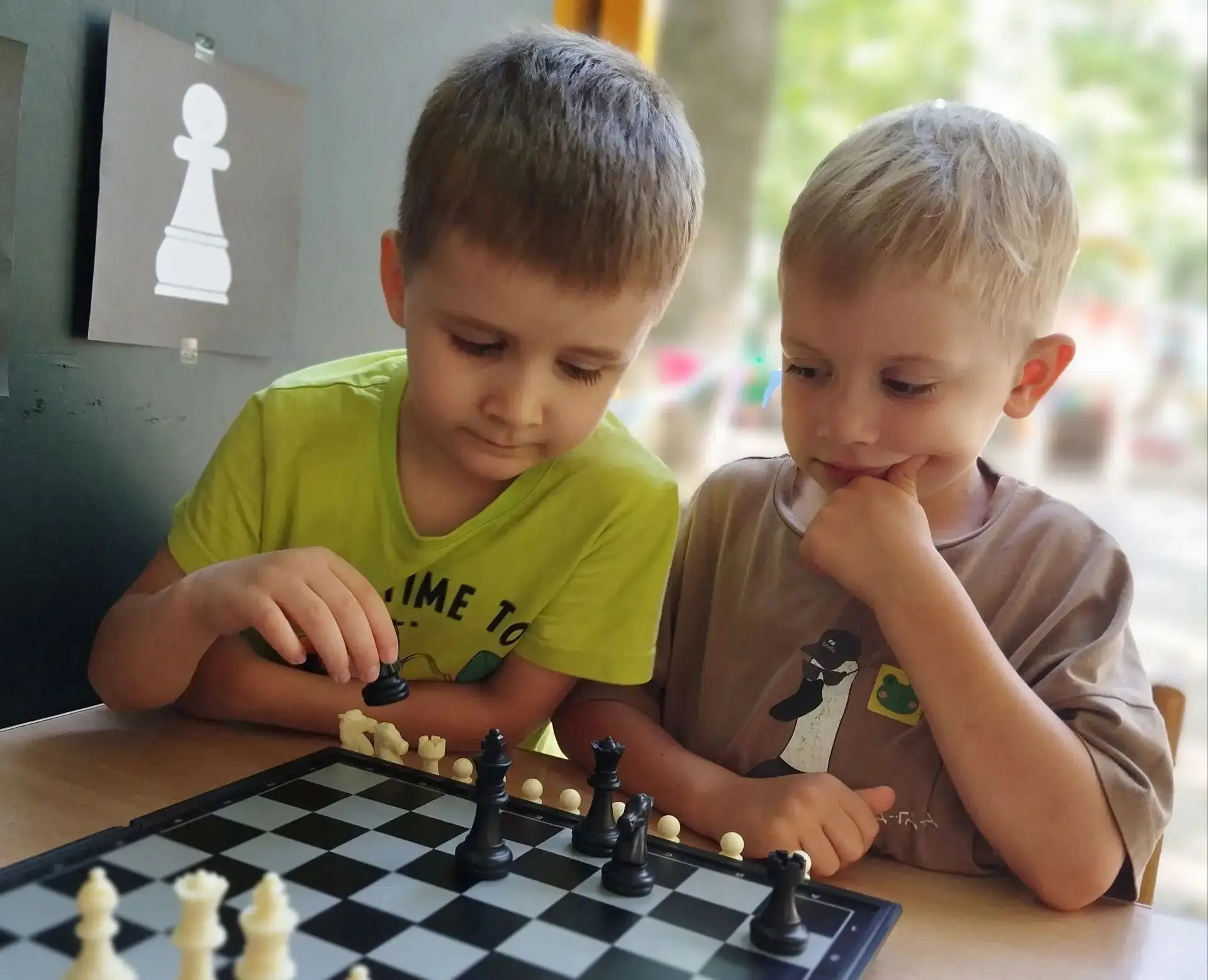 ♟️#ШахматнаяСказкаНашегоСада
В День шахмат у наших воспитанников была Шахматная прогулка! 
🤝Получив