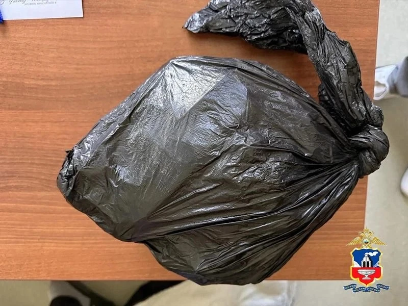 В Алтайском крае сотрудники полиции пресекли попытку сбыта около килограмма марихуаны  Сотрудники уп