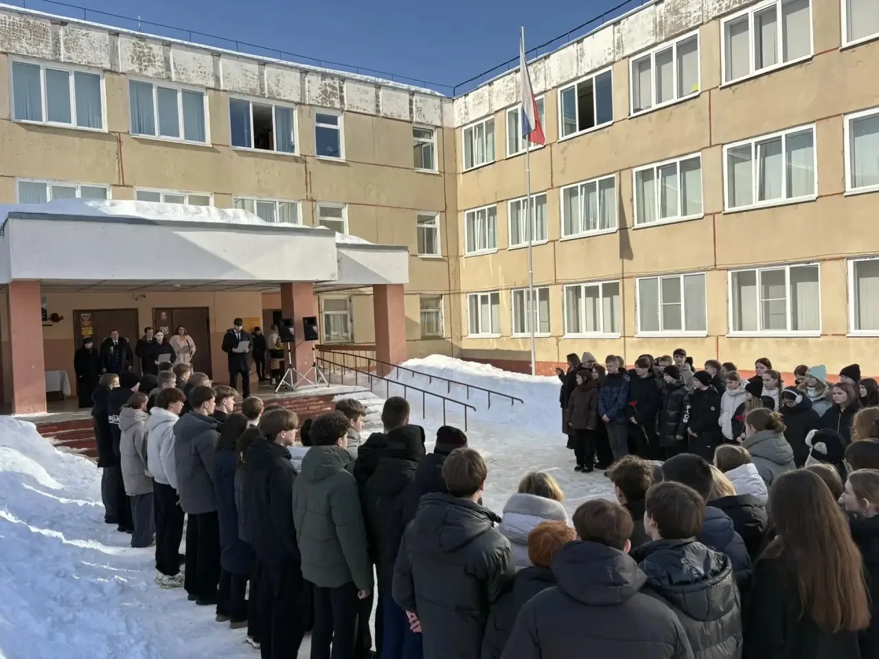Память сильнее времени 🕯  11 марта в школе №8 города Костромы прошла торжественная линейка, посвящен