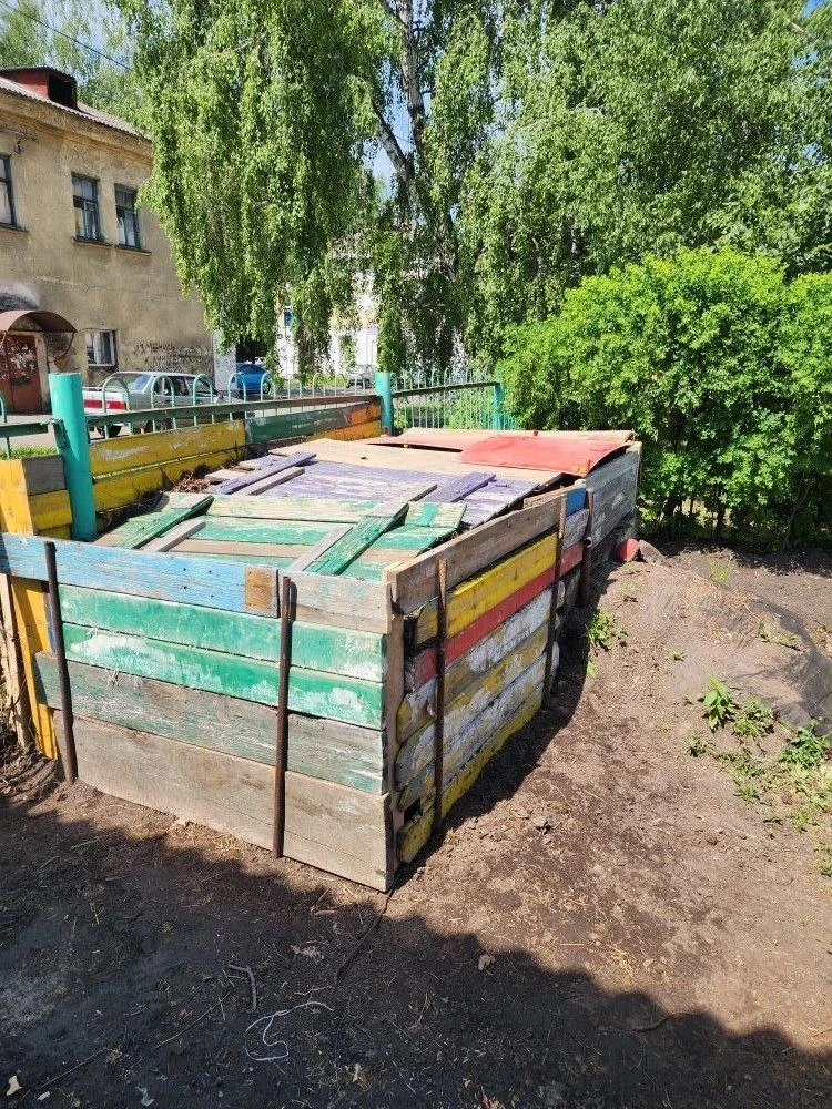 В социальных сетях появился пост о том, что на территории детского сада №2 «Звёздочка» ветки и трава