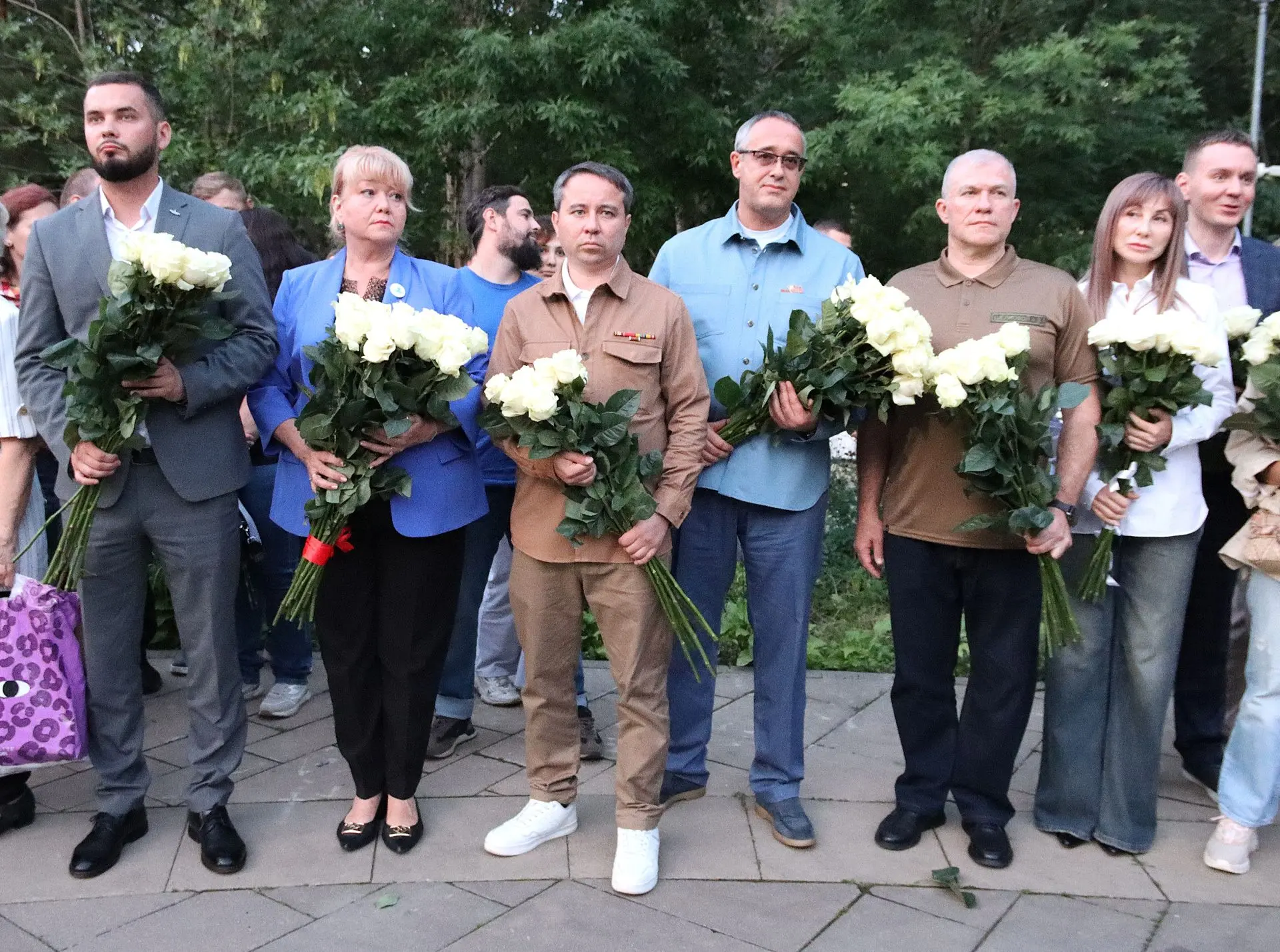 У стелы «Журавли нашей памяти» прошла акция, приуроченная ко Дню памяти детей — жертв войны на Донба