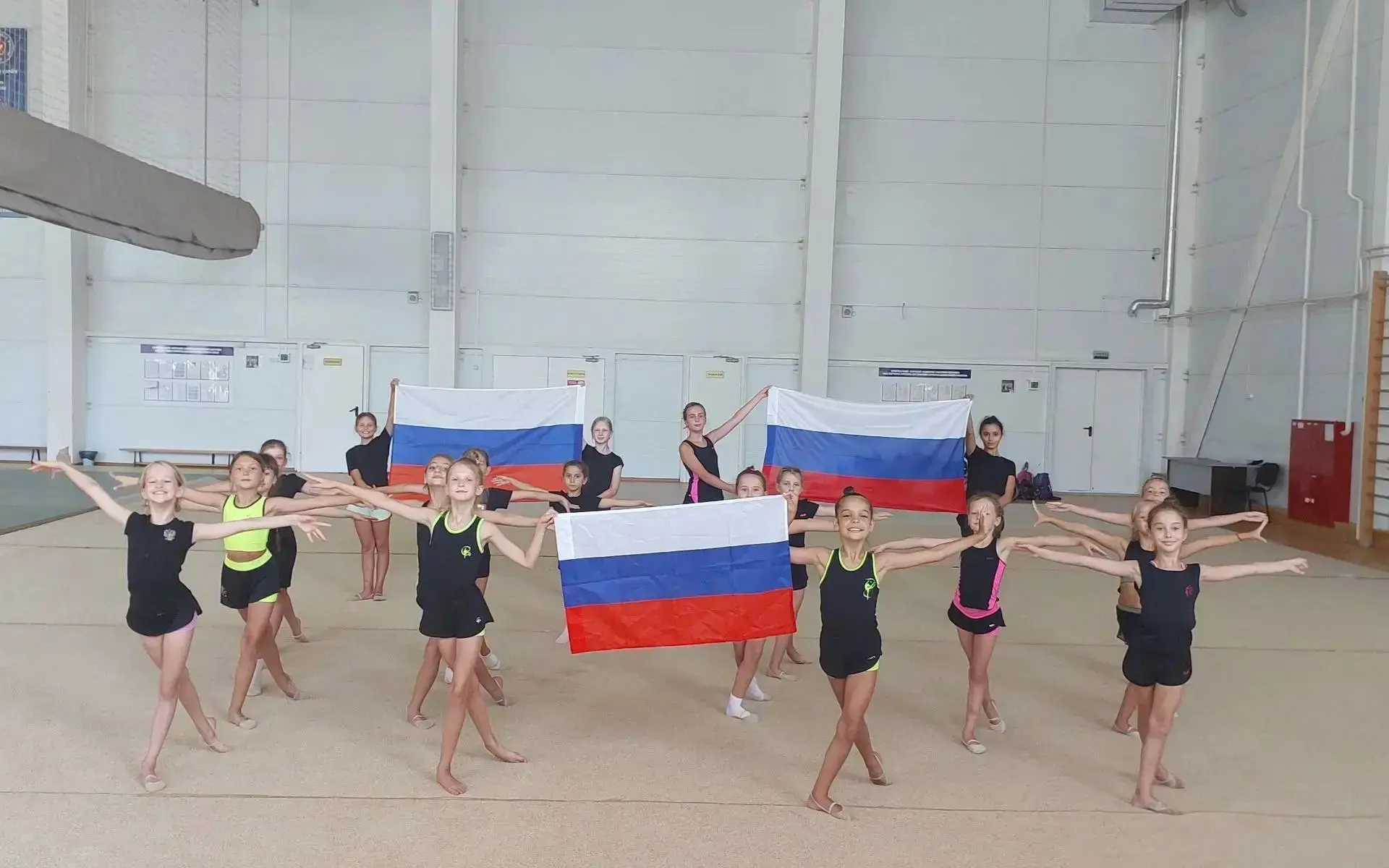 🔥🇷🇺 Юные гимнастки Сочи провели патриотический флешмоб, посвященный Дню Государствен...