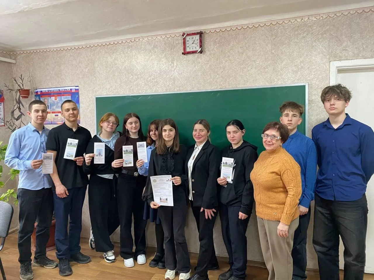 🎓 Девятиклассникам Краснолучской школы помогли с выбором профессии — прошла ярмарка уч...