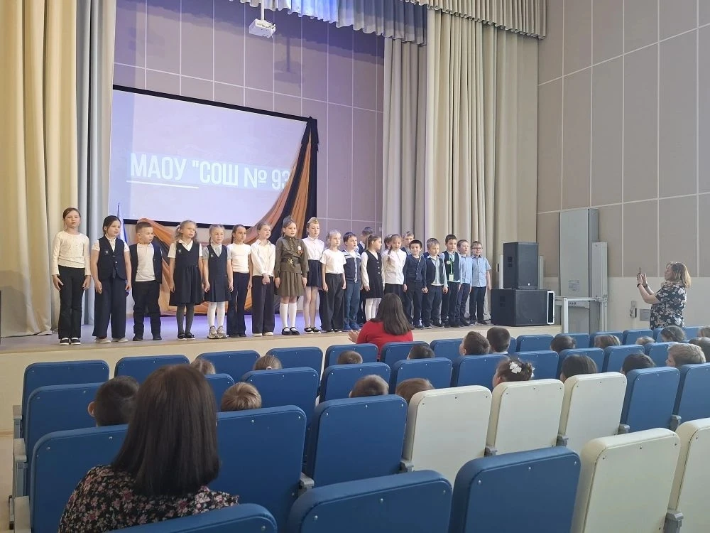 5 мая прошёл смотр литературно-музыкальных композиций, посвящённых 9 Мая. Участвовали 1–6 классы.  Б