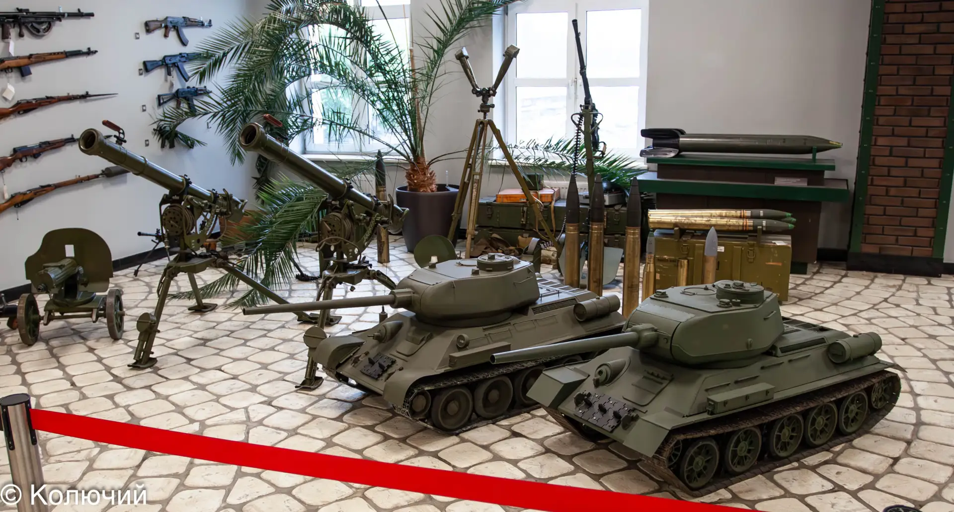 (слева-направо) Станковый пулемёт "Максим"; советское безоткатное 82-мм орудие Б-10; ма...