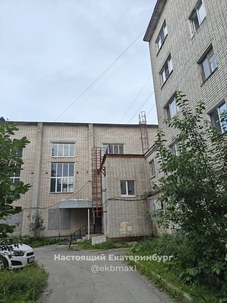 Двое мальчиков лазили по крыше, дёргали провода, висли на них. Думаю, родители узнают п...