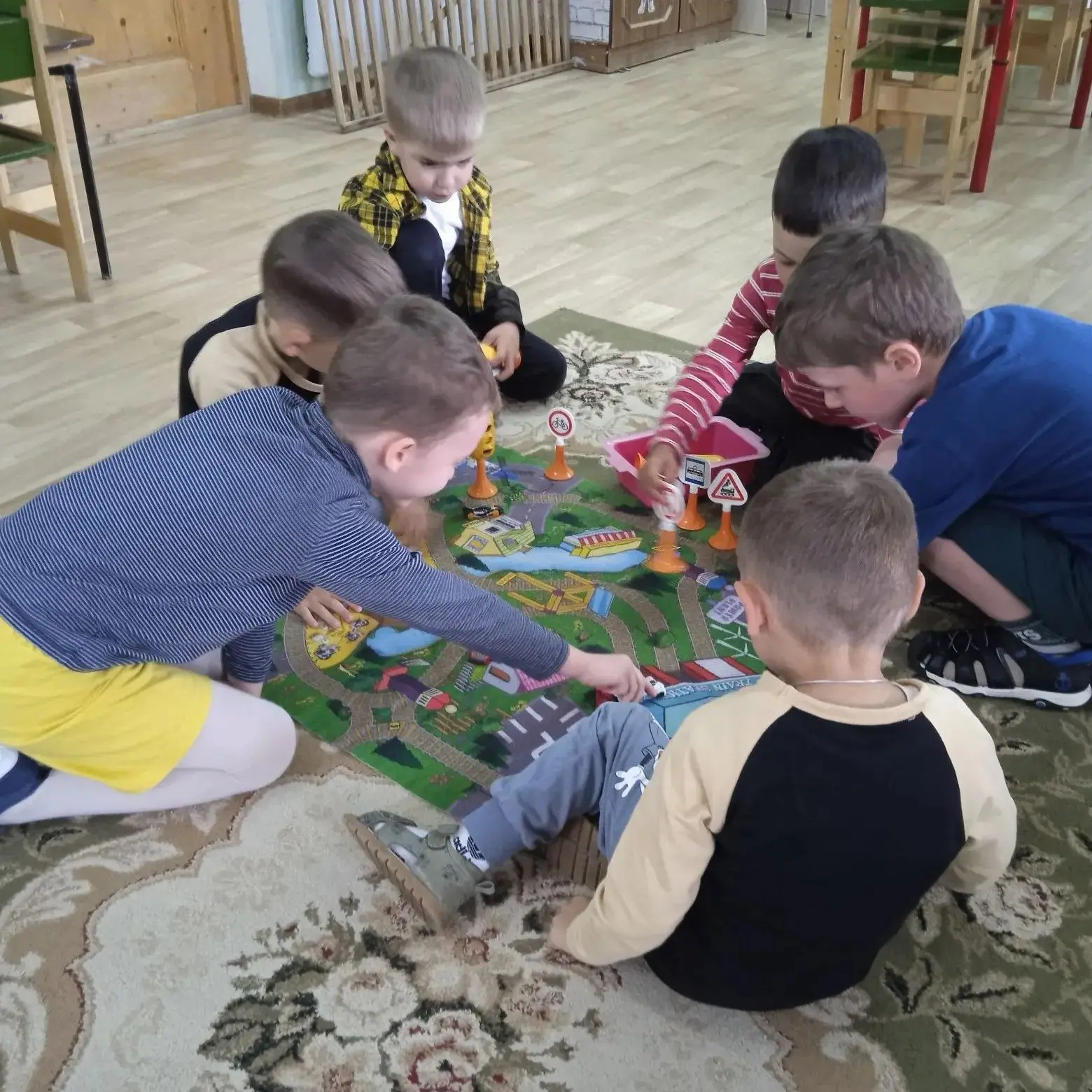 Беседа с детьми и играли в сюжетно- ролевую  игру "Осторожно на дорогах и соблюдайте правила дорожно