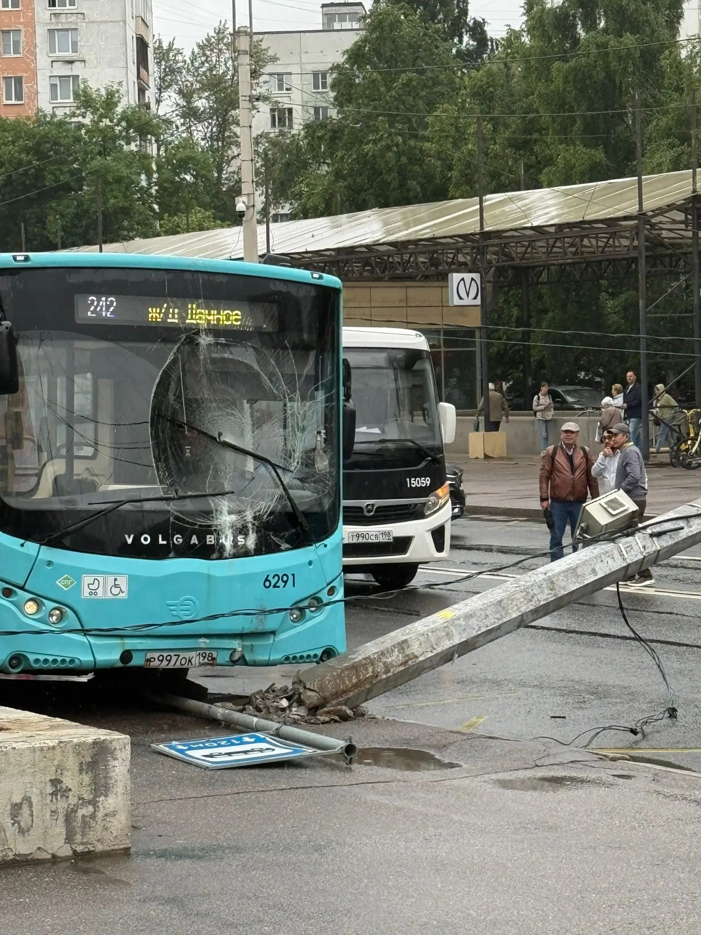 Ст. м. Проспект Ветеранов. Водитель въехал в столб, столб упал на соседний автобус