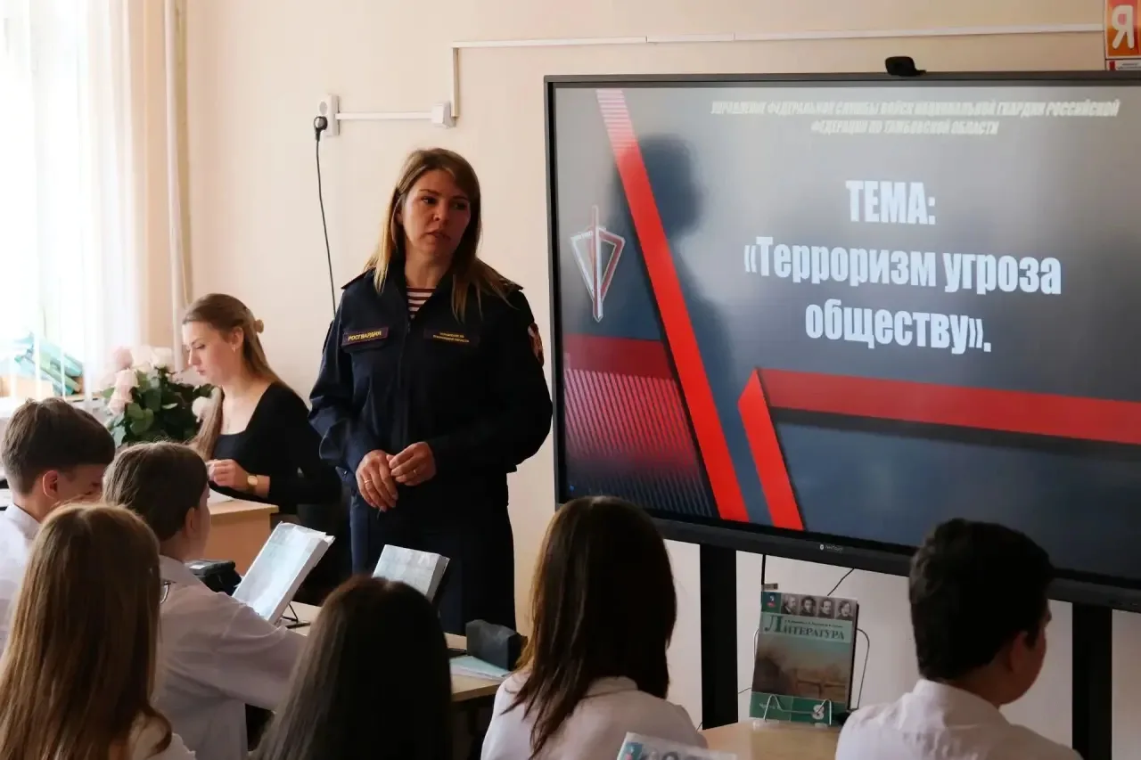 🔹В День солидарности в борьбе с терроризмом росгвардейцы провели урок мужества для шко...
