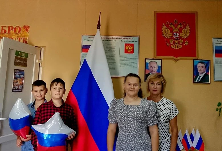 22 августа Россия чествует свой главный символ — бело-сине-красный стяг.