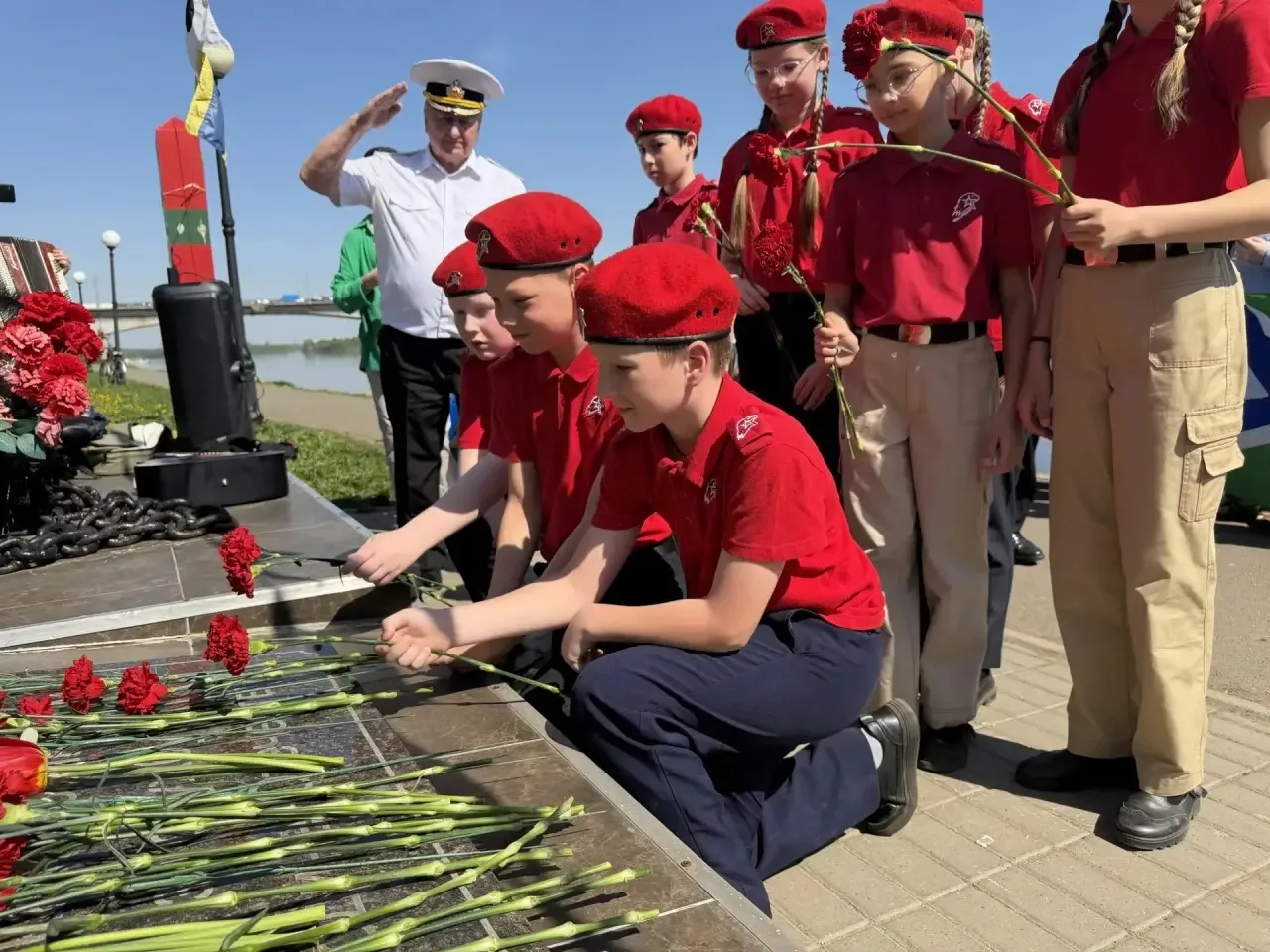 🇷🇺 Сегодня 5-й «Ю» класс (представители юнармейских отрядов  «Монолит» и «Дорожный патруль») приняли