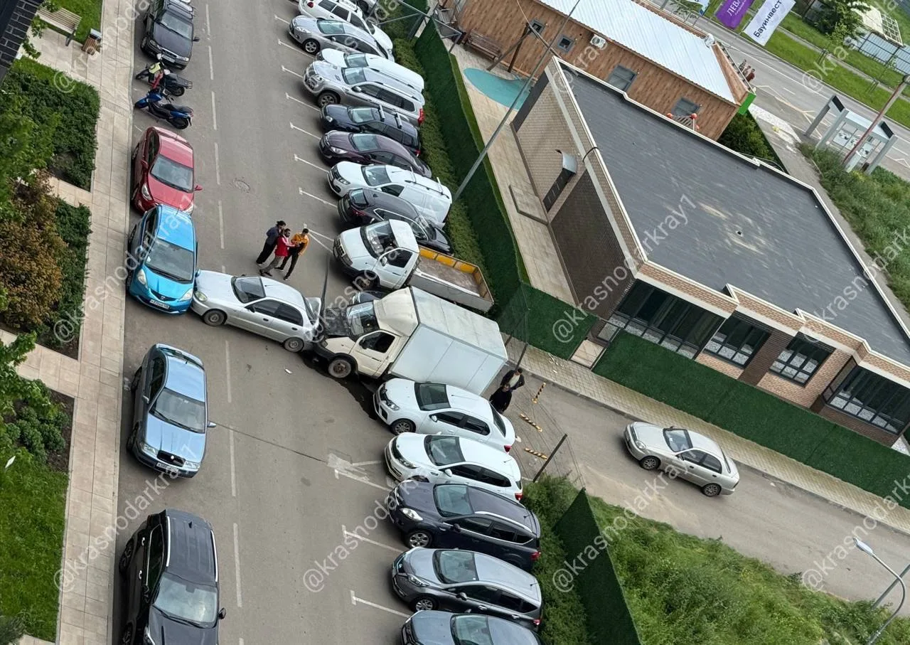 🫣Вчера вечером во дворе жилого комплекса на Константиновской улице случилось необычное ДТП.  🚛Больше