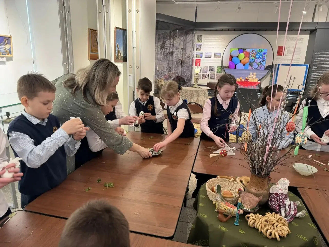 🥚🎨 3 «А» класс в краеведческом музее: пасхальные традиции и творчество!  Сегодня наши третьеклассник