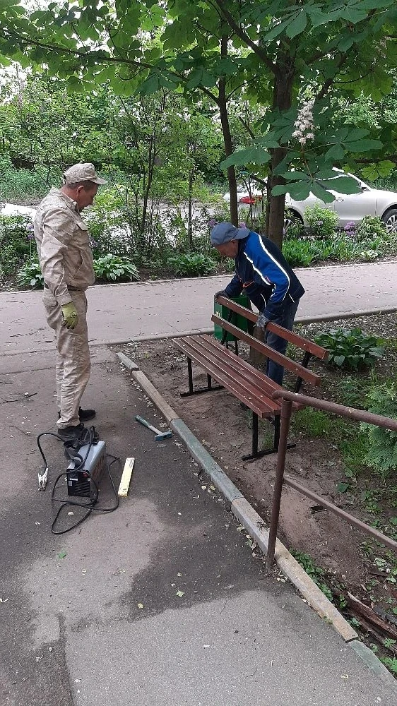 Установили новую лавочку, урну на придомовой территории МКД по адресу: ул.Московсеая, 1...