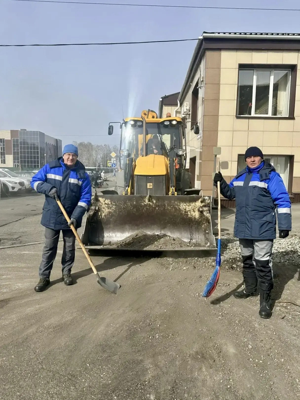 Сегодня вновь состоялся Всекузбасский субботник.  На большую уборку вышли сотрудники самых разных го