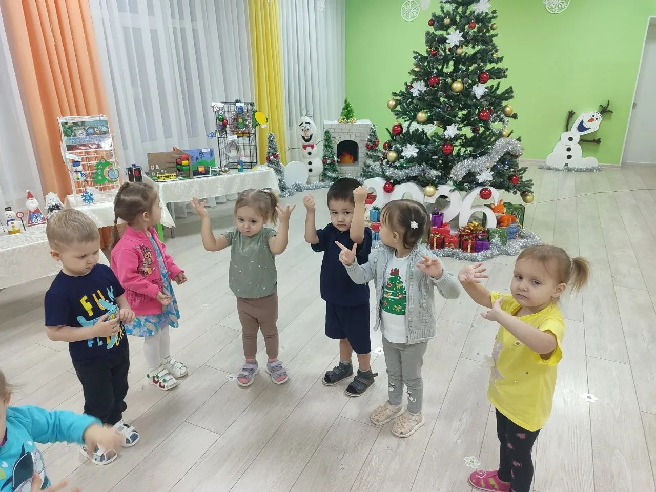 В группе малышей настало время попрощаться с ёлочкой, которая радовала нас на протяжени...