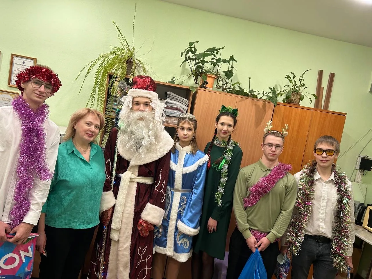 Новогоднее движение: 11‑е классы подарили праздник всей школе!  В преддверии Нового года ученики 11‑