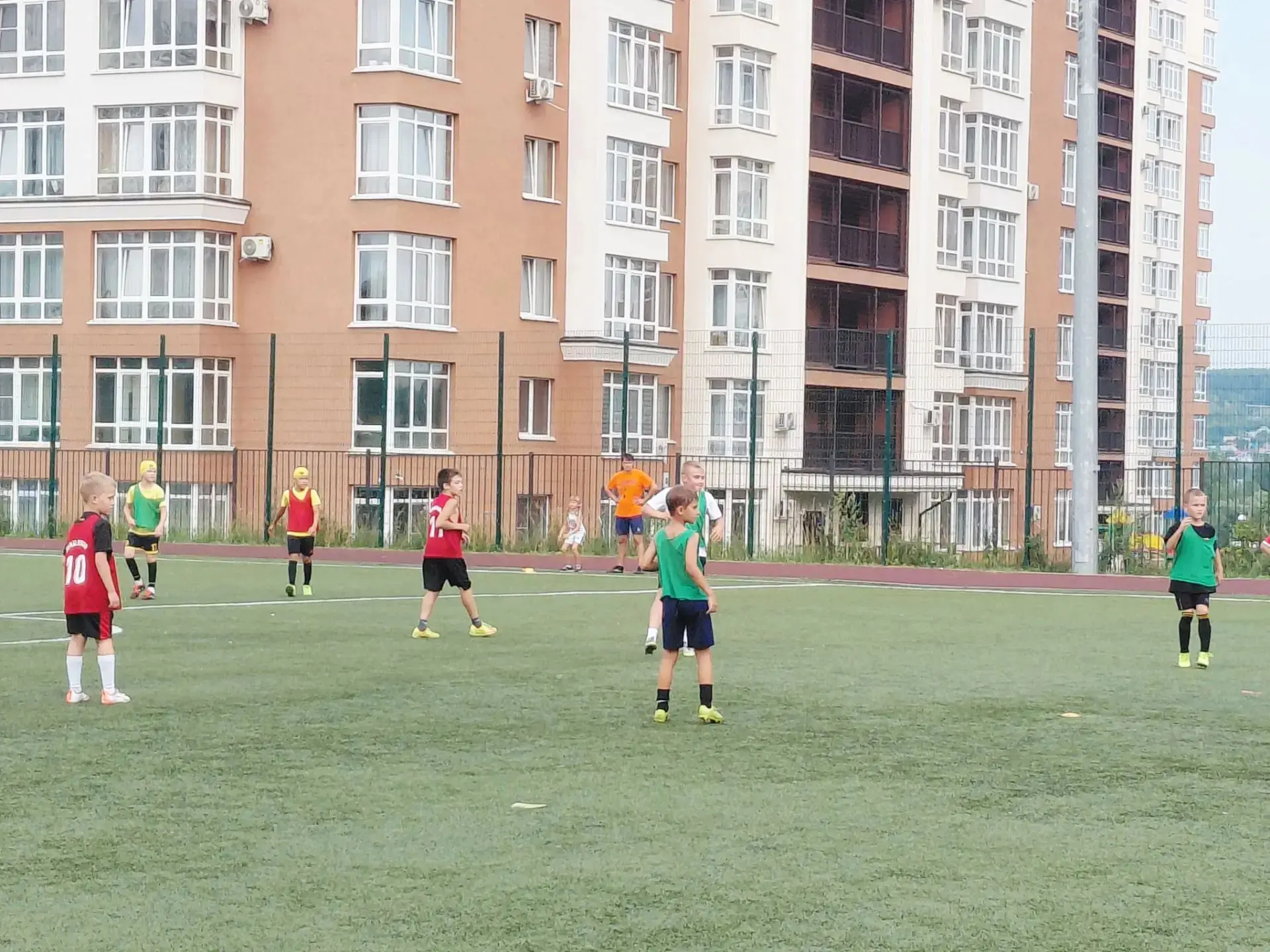 Спорт рядом — на нашей школьной площадке🔥

Каждый день здесь:
🏃‍♂️ бегают,
🥅 забивают голы,
🏀 бр