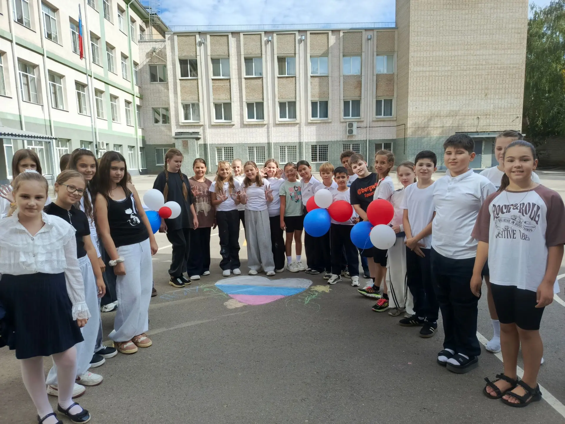Мир глазами детей: яркие краски на школьном асфальте! 🎨                               ...