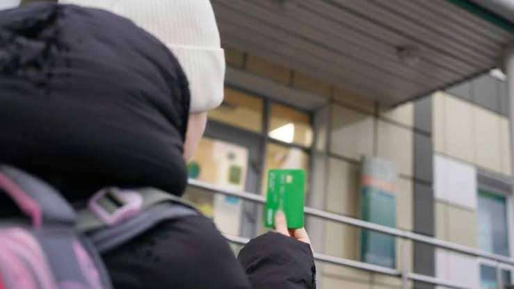 В Уссурийске 14-летний подросток пойдет под суд за кражу денег с найденной банковской карты. 8 мая о